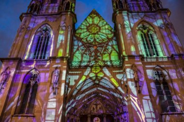 Sao Paulo, Brezilya. 21 Aralık 2025. Se Katedrali 'nin ön cephesinde Noel ışığı yansımaları. Tatil sezonu için renkli vitray desenleriyle aydınlatılmış neo-gotik mimari