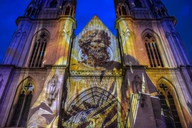 Sao Paulo, Brezilya. 21 Aralık 2025. Se Katedrali 'nin ön cephesinde Noel ışığı yansımaları. Tatil sezonu için renkli vitray desenleriyle aydınlatılmış neo-gotik mimari