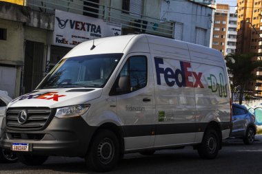 Sao Paulo, Brezilya, Ocak 06, 2026. Sao Paulo 'da bir caddede bir FedEx elektrik dağıtım aracı, şirketin sürdürülebilir lojistiğe olan bağlılığını ve yeşil teknolojinin benimsenmesini gösteriyor.