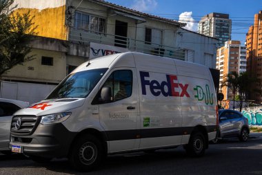 Sao Paulo, Brezilya, Ocak 06, 2026. Sao Paulo 'da bir caddede bir FedEx elektrik dağıtım aracı, şirketin sürdürülebilir lojistiğe olan bağlılığını ve yeşil teknolojinin benimsenmesini gösteriyor.