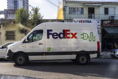 Sao Paulo, Brezilya, Ocak 06, 2026. Sao Paulo 'da bir caddede bir FedEx elektrik dağıtım aracı, şirketin sürdürülebilir lojistiğe olan bağlılığını ve yeşil teknolojinin benimsenmesini gösteriyor.