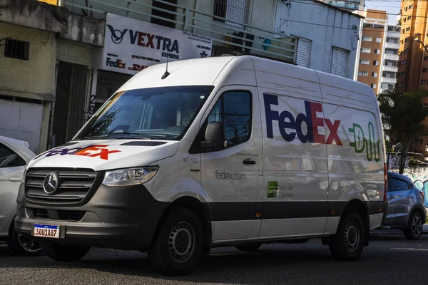 Sao Paulo, Brezilya, Ocak 06, 2026. Sao Paulo 'da bir caddede bir FedEx elektrik dağıtım aracı, şirketin sürdürülebilir lojistiğe olan bağlılığını ve yeşil teknolojinin benimsenmesini gösteriyor.