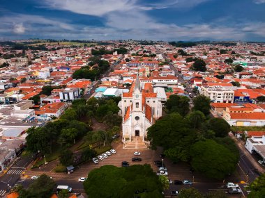 Avare, SP, Brezilya, 31 Mart 2022. Sao Paulo 'da tarihi bir şehir olan Avare Ana Kilisesi' nin havadan görünüşü. Şehir manzarasıyla çevrili kilisenin gotik yeniden canlanma mimarisini gösteriyor.
