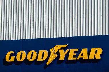 Sao Paulo, Brezilya. 14 Mayıs 2023. Sarı kanat ayağı sembolü ve harfleriyle ikonik Goodyear logosu mavi ve kıvrımlı metal dokularıyla modern bir cephede sergileniyor..