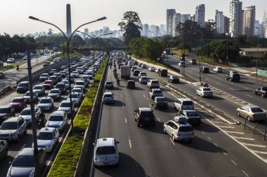 Sao Paulo, Brezilya, 16 Ağustos 2013. Sao Paulo 'nun kuzey-güney koridorunda trafik sıkışık. Şehir hareketliliğini ve iş çıkış saatlerini tasvir eden sayısız binanın yoğun olduğu bir şehir.