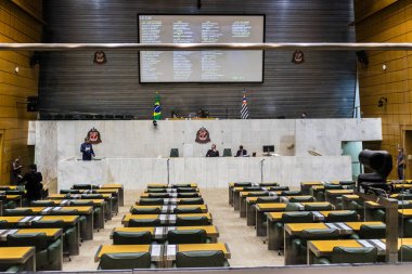 Sao Paulo, SP, Brezilya. Eylül. 21, 2023. Devlet Vekili Carlos Giannazi (PSOL) Sao Paulo Yasama Meclisi 'nin boş genel kuruluna hitaben yaptığı konuşmada, siyasi devamsızlığın altını çizdi.