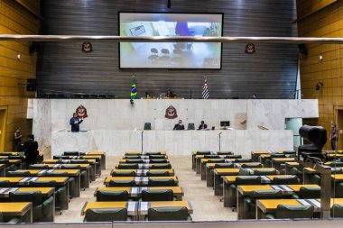 Sao Paulo, SP, Brezilya. Eylül. 21, 2023. Devlet Vekili Carlos Giannazi (PSOL) Sao Paulo Yasama Meclisi 'nin boş genel kuruluna hitaben yaptığı konuşmada, siyasi devamsızlığın altını çizdi.