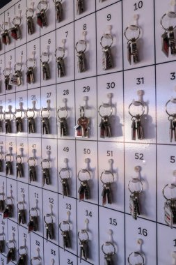 Marilia, SP, Brezilya. 27 Haziran 2025. Anahtarlar numaralandırılmış bir rafta. Ev şeklindeki bir anahtar öne çıkıyor. Yeni ev, gayrimenkul, doğru çözümü bulmak gibi kavramları temsil ediyor.