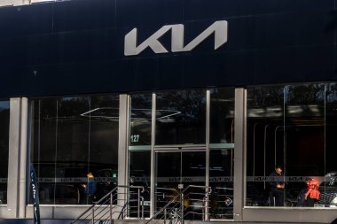 Sao Paulo, SP, Brezilya. 31 Temmuz 2025. Sao Paulo şehrindeki Kia bayilik cephesi markanın yeni görsel kimliğini gözler önüne seriyor..