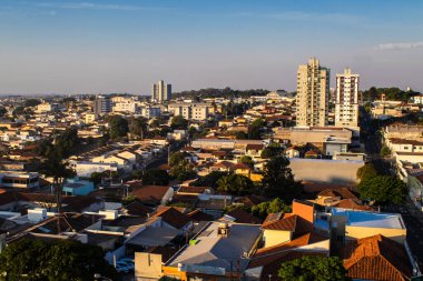 Marilia, SP, Brezilya, 22 Eylül 2025. Marilia, Brezilya 'nın merkezi panoramik bir manzara, geleneksel evlerin yanında modern binaların da yer aldığı.
