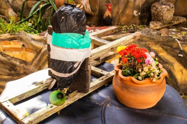 Brezilya 'da geri dönüşümlü PET şişesinden yapılmış ev yapımı bir yem tuzağı, meliponiculture' da arı sürülerini çekmek ve yakalamak için kullanılır..