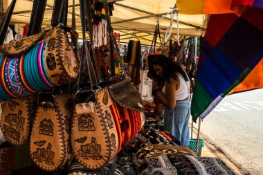Sao Paulo, Brezilya, 21 Aralık 2025. Sao Paulo 'daki Bolivya sokak pazarında. Kültürel gelenek sahnesi, renkli tekstil, şapka ve yerel el sanatları..