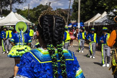 Sao Paulo, Brezilya, 21 Aralık 2025. Canlı geleneksel kostümlü Bolivyalı dansçılar Sao Paulo 'nun doğu yakasındaki Kantuta Meydanı' ndaki bir kültür caddesinde, zengin mirasını kutluyorlar..
