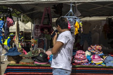 Sao Paulo, Brezilya, 21 Aralık 2025. Sao Paulo 'daki Bolivya sokak pazarında. Kültürel gelenek sahnesi, renkli tekstil, şapka ve yerel el sanatları..