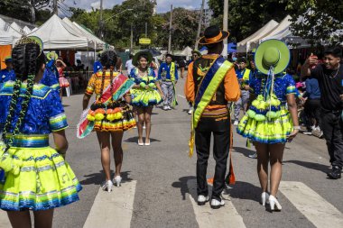Sao Paulo, Brezilya, 21 Aralık 2025. Canlı geleneksel kostümlü Bolivyalı dansçılar Sao Paulo 'nun doğu yakasındaki Kantuta Meydanı' ndaki bir kültür caddesinde, zengin mirasını kutluyorlar..