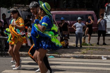 Sao Paulo, Brezilya, 21 Aralık 2025. Canlı geleneksel kostümlü Bolivyalı dansçılar Sao Paulo 'nun doğu yakasındaki Kantuta Meydanı' ndaki bir kültür caddesinde, zengin mirasını kutluyorlar..