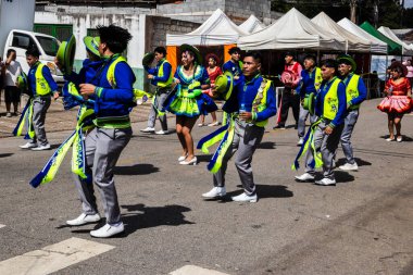 Sao Paulo, Brezilya, 21 Aralık 2025. Canlı geleneksel kostümlü Bolivyalı dansçılar Sao Paulo 'nun doğu yakasındaki Kantuta Meydanı' ndaki bir kültür caddesinde, zengin mirasını kutluyorlar..