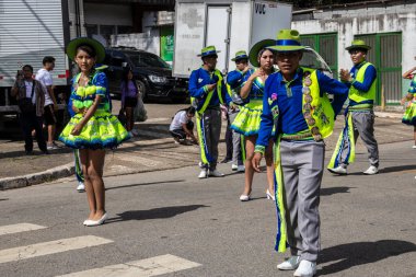 Sao Paulo, Brezilya, 21 Aralık 2025. Canlı geleneksel kostümlü Bolivyalı dansçılar Sao Paulo 'nun doğu yakasındaki Kantuta Meydanı' ndaki bir kültür caddesinde, zengin mirasını kutluyorlar..