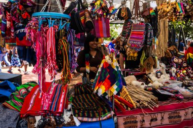 Sao Paulo, Brezilya, 21 Aralık 2025. Sao Paulo 'daki Bolivya sokak pazarında. Kültürel gelenek sahnesi, renkli tekstil, şapka ve yerel el sanatları..