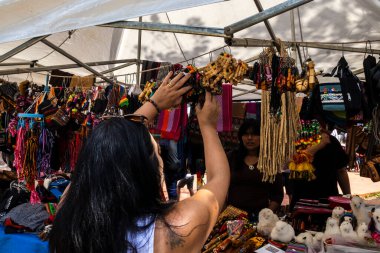 Sao Paulo, Brezilya, 21 Aralık 2025. Sao Paulo 'daki Bolivya sokak pazarında. Kültürel gelenek sahnesi, renkli tekstil, şapka ve yerel el sanatları..