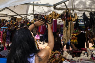 Sao Paulo, Brezilya, 21 Aralık 2025. Sao Paulo 'daki Bolivya sokak pazarında. Kültürel gelenek sahnesi, renkli tekstil, şapka ve yerel el sanatları..