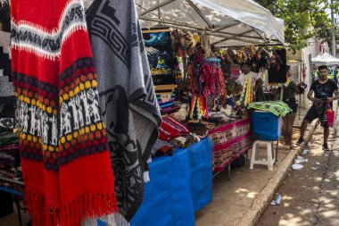 Sao Paulo, Brezilya, 21 Aralık 2025. Sao Paulo 'daki Bolivya sokak pazarında. Kültürel gelenek sahnesi, renkli tekstil, şapka ve yerel el sanatları..
