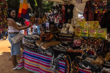 Sao Paulo, Brezilya, 21 Aralık 2025. Sao Paulo 'daki Bolivya sokak pazarında. Kültürel gelenek sahnesi, renkli tekstil, şapka ve yerel el sanatları..