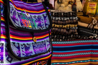 Sao Paulo, Brezilya, 21 Aralık 2025. Sao Paulo 'daki Bolivya sokak pazarında. Kültürel gelenek sahnesi, renkli tekstil, şapka ve yerel el sanatları..