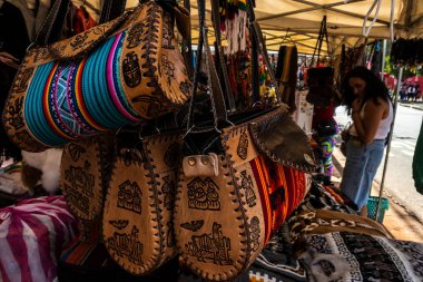 Sao Paulo, Brezilya, 21 Aralık 2025. Sao Paulo 'daki Bolivya sokak pazarında. Kültürel gelenek sahnesi, renkli tekstil, şapka ve yerel el sanatları..