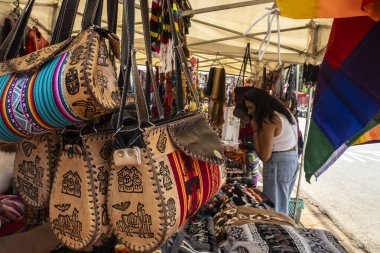 Sao Paulo, Brezilya, 21 Aralık 2025. Sao Paulo 'daki Bolivya sokak pazarında. Kültürel gelenek sahnesi, renkli tekstil, şapka ve yerel el sanatları..