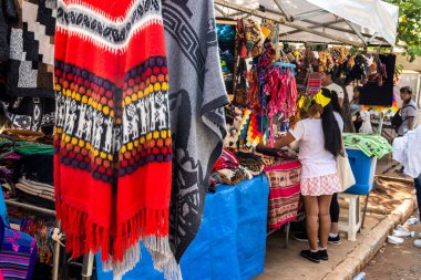 Sao Paulo, Brezilya, 21 Aralık 2025. Sao Paulo 'daki Bolivya sokak pazarında. Kültürel gelenek sahnesi, renkli tekstil, şapka ve yerel el sanatları..