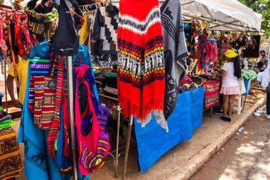Sao Paulo, Brezilya, 21 Aralık 2025. Sao Paulo 'daki Bolivya sokak pazarında. Kültürel gelenek sahnesi, renkli tekstil, şapka ve yerel el sanatları..