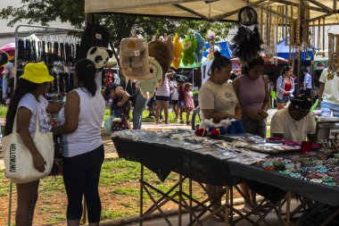 Sao Paulo, Brezilya, 21 Aralık 2025. Sao Paulo 'daki Bolivya sokak pazarında. Kültürel gelenek sahnesi, renkli tekstil, şapka ve yerel el sanatları..