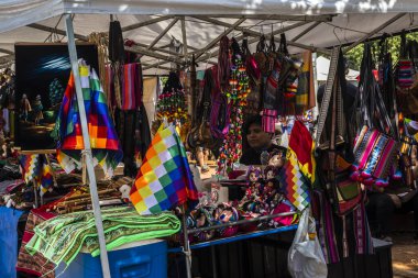 Sao Paulo, Brezilya, 21 Aralık 2025. Sao Paulo 'daki Bolivya sokak pazarında. Kültürel gelenek sahnesi, renkli tekstil, şapka ve yerel el sanatları..