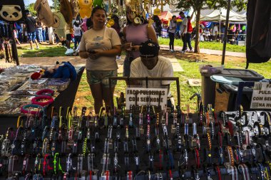 Sao Paulo, Brezilya, 21 Aralık 2025. Sao Paulo 'daki Bolivya sokak pazarında. Kültürel gelenek sahnesi, renkli tekstil, şapka ve yerel el sanatları..