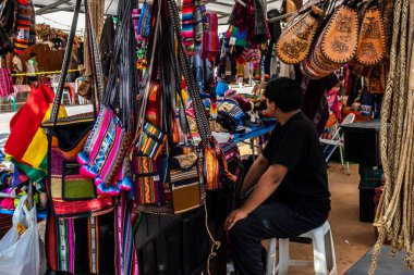 Sao Paulo, Brezilya, 21 Aralık 2025. Sao Paulo 'daki Bolivya sokak pazarında. Kültürel gelenek sahnesi, renkli tekstil, şapka ve yerel el sanatları..