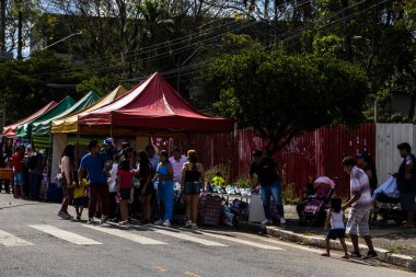 Sao Paulo, Brezilya, 21 Aralık 2025. Sao Paulo 'daki Bolivya sokak pazarında. Kültürel gelenek sahnesi, renkli tekstil, şapka ve yerel el sanatları..