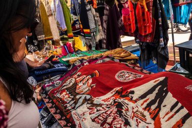 Sao Paulo, Brezilya, 21 Aralık 2025. Sao Paulo 'daki Bolivya sokak pazarında. Kültürel gelenek sahnesi, renkli tekstil, şapka ve yerel el sanatları..