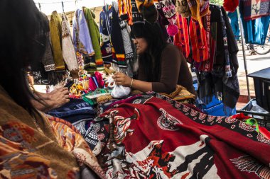 Sao Paulo, Brezilya, 21 Aralık 2025. Sao Paulo 'daki Bolivya sokak pazarında. Kültürel gelenek sahnesi, renkli tekstil, şapka ve yerel el sanatları..