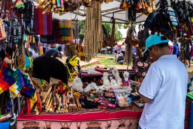 Sao Paulo, Brezilya, 21 Aralık 2025. Sao Paulo 'daki Bolivya sokak pazarında. Kültürel gelenek sahnesi, renkli tekstil, şapka ve yerel el sanatları..