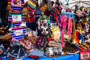 Sao Paulo, Brezilya, 21 Aralık 2025. Sao Paulo 'daki Bolivya sokak pazarında. Kültürel gelenek sahnesi, renkli tekstil, şapka ve yerel el sanatları..
