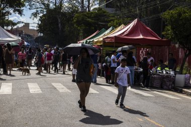 Sao Paulo, Brezilya, 21 Aralık 2025. Sao Paulo 'daki Bolivya sokak pazarında. Kültürel gelenek sahnesi, renkli tekstil, şapka ve yerel el sanatları..