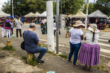 Sao Paulo, Brezilya. 12/21/2025. İnsanlar, geleneksel yemek, müzik ve el sanatları ile Bolivya kültürünü kutlamak için haftalık canlı bir etkinlik olan Sao Paulo 'daki Kantuta Fuarı' nda toplandılar.