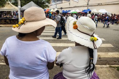Sao Paulo, Brezilya. 12/21/2025. İnsanlar, geleneksel yemek, müzik ve el sanatları ile Bolivya kültürünü kutlamak için haftalık canlı bir etkinlik olan Sao Paulo 'daki Kantuta Fuarı' nda toplandılar.