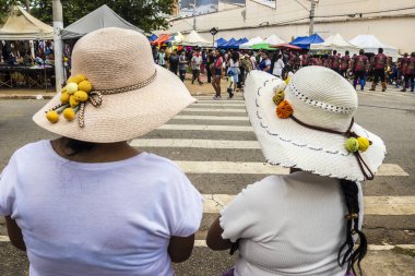Sao Paulo, Brezilya. 12/21/2025. İnsanlar, geleneksel yemek, müzik ve el sanatları ile Bolivya kültürünü kutlamak için haftalık canlı bir etkinlik olan Sao Paulo 'daki Kantuta Fuarı' nda toplandılar.