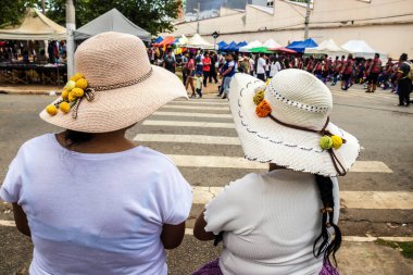 Sao Paulo, Brezilya. 12/21/2025. İnsanlar, geleneksel yemek, müzik ve el sanatları ile Bolivya kültürünü kutlamak için haftalık canlı bir etkinlik olan Sao Paulo 'daki Kantuta Fuarı' nda toplandılar.