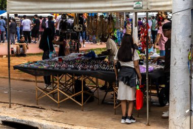 Sao Paulo, Brezilya, 21 Aralık 2025. Sao Paulo 'daki Bolivya sokak pazarında. Kültürel gelenek sahnesi, renkli tekstil, şapka ve yerel el sanatları..
