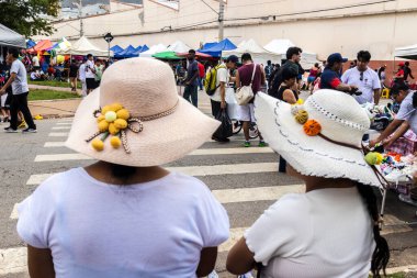 Sao Paulo, Brezilya. 12/21/2025. İnsanlar, geleneksel yemek, müzik ve el sanatları ile Bolivya kültürünü kutlamak için haftalık canlı bir etkinlik olan Sao Paulo 'daki Kantuta Fuarı' nda toplandılar.