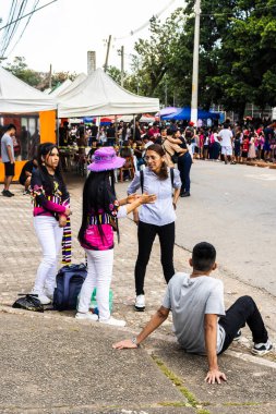 Sao Paulo, Brezilya. 12/21/2025. İnsanlar, geleneksel yemek, müzik ve el sanatları ile Bolivya kültürünü kutlamak için haftalık canlı bir etkinlik olan Sao Paulo 'daki Kantuta Fuarı' nda toplandılar.