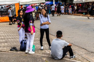 Sao Paulo, Brezilya. 12/21/2025. İnsanlar, geleneksel yemek, müzik ve el sanatları ile Bolivya kültürünü kutlamak için haftalık canlı bir etkinlik olan Sao Paulo 'daki Kantuta Fuarı' nda toplandılar.